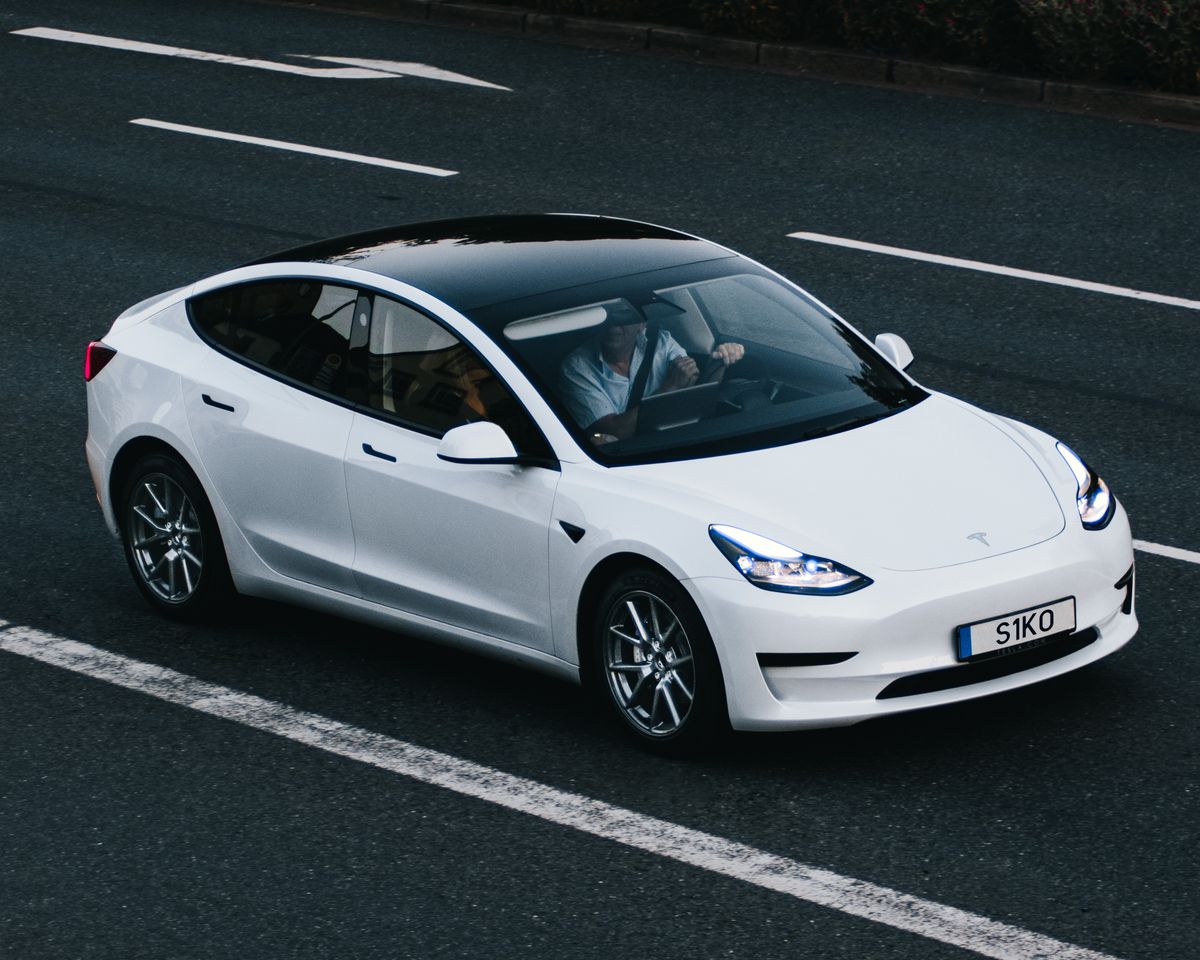 Vehículo 100% eléctrico (BEV) tipo Tesla Model 3